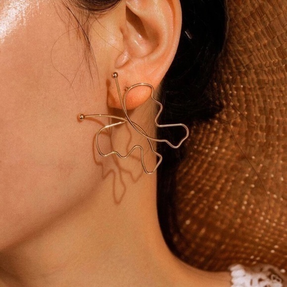 3/$30 💛 Abstract Butterfly Earrings - Picture 1 of 6